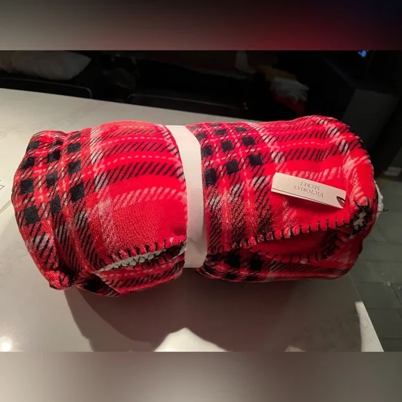 NWT Victoria’s Secret plush Red Plaid throw/Blanket. 50”x 60”. - Picture 5 of 7